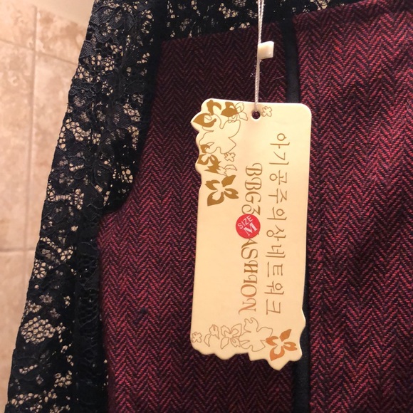 Gorgeous NWT red and black lace dress size medium. - Picture 4 of 4